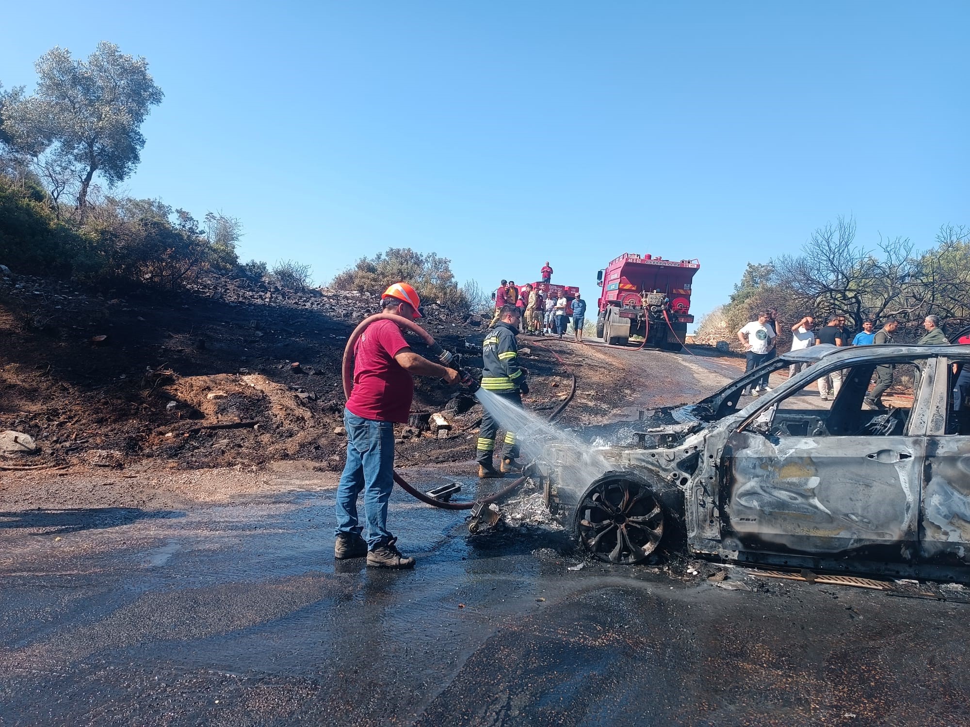 Muğla'da Otomobilde Başlayan Yangın Ormana Sıçradı