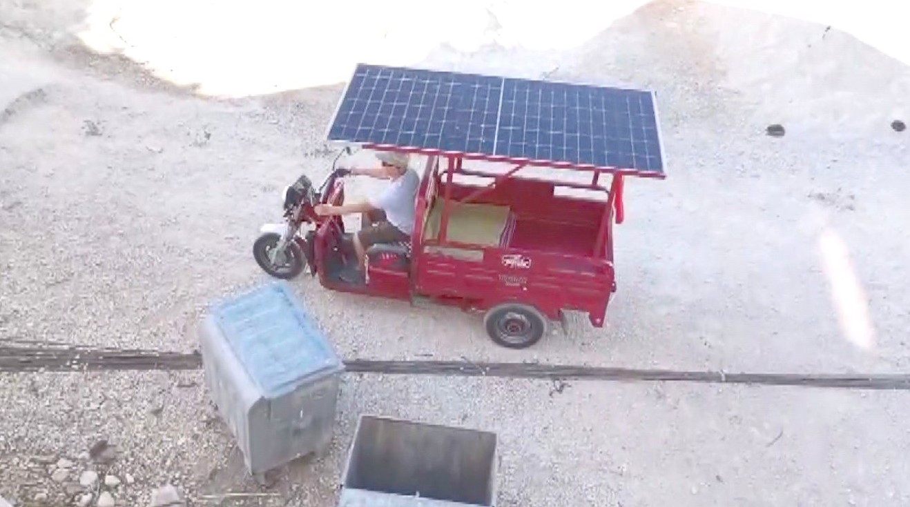Komşu Çatıdan İlham Aldı, Motosikletini Güneş Enerjisiyle Çalışır Hale Getirdi