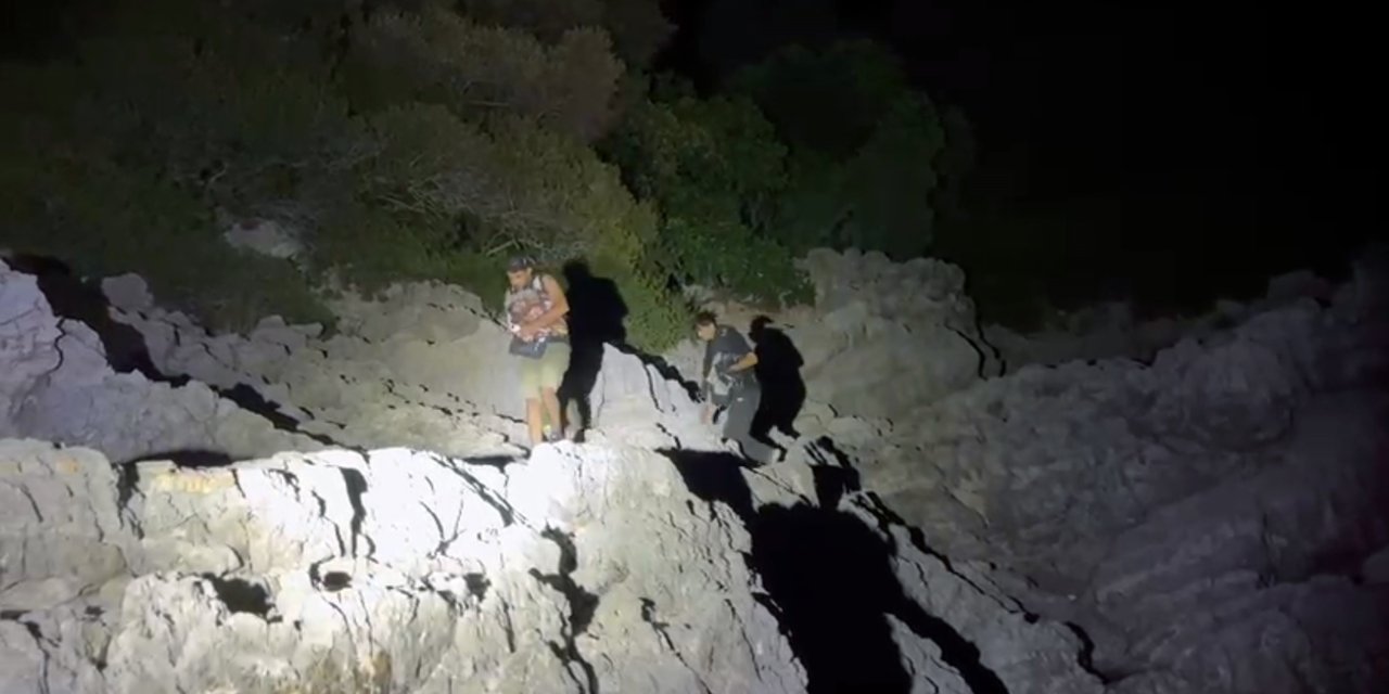 2 DÜZENSİZ GÖÇMEN KARADAN ULAŞIMIN BULUNMADIĞI BÖLGEYE BIRAKILDI