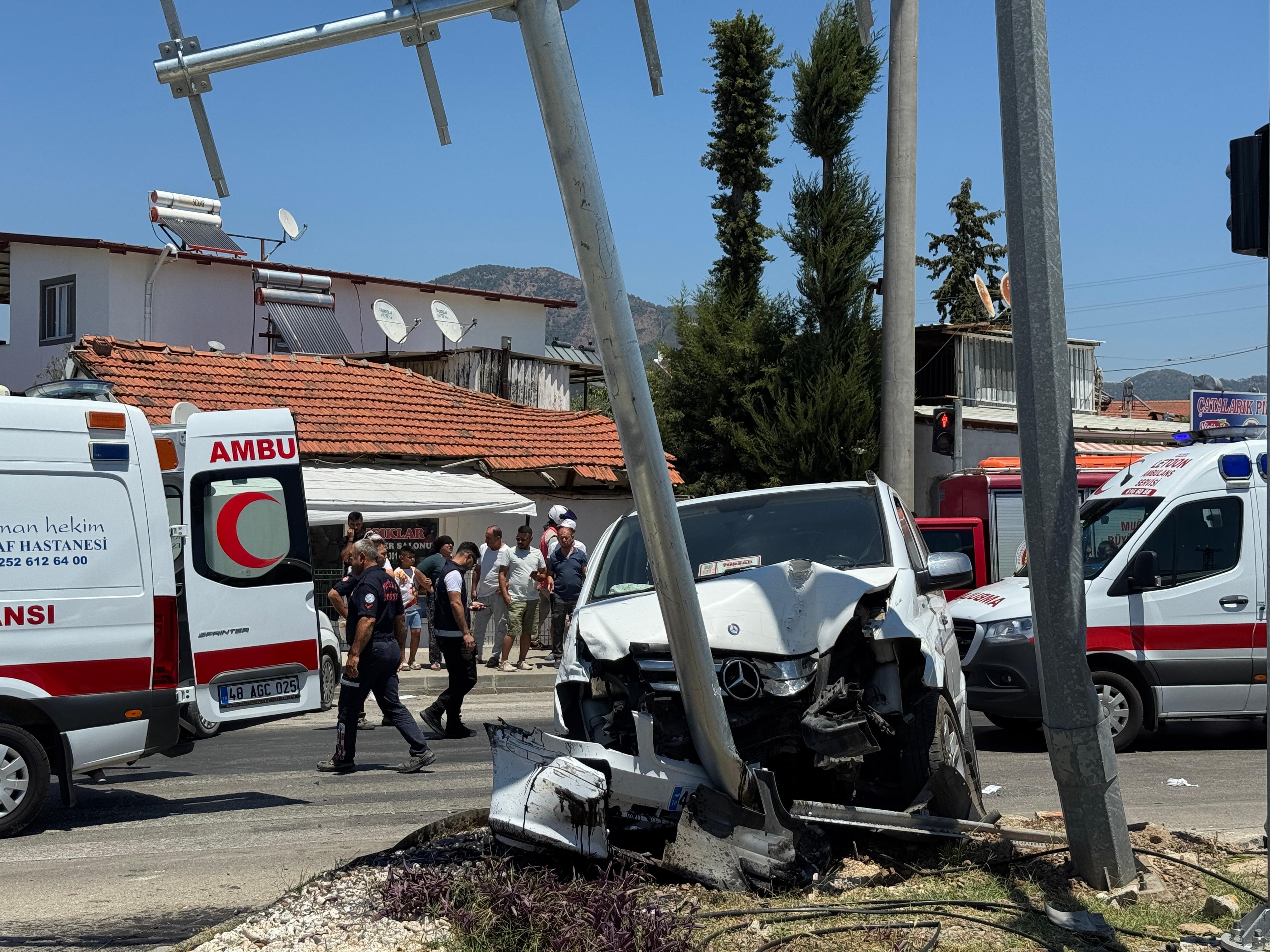 Fethiye'de Minibüs ile Ticari Araç Çarpıştı: 12 Yaralı