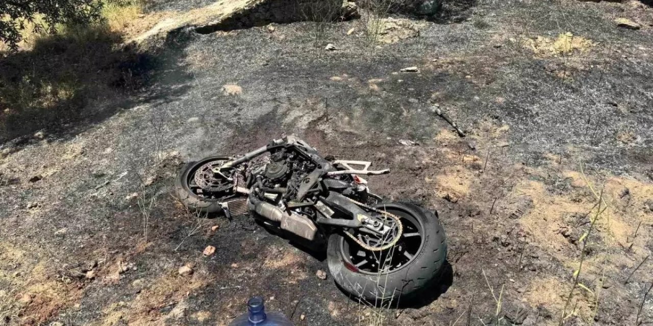 YATAĞAN ÇİNE KARAYOLUNDA MOTOSİKLET YANGINI SU BİDONLARI SAYESİNDE BÜYÜMEDEN SÖNDÜRÜLDÜ