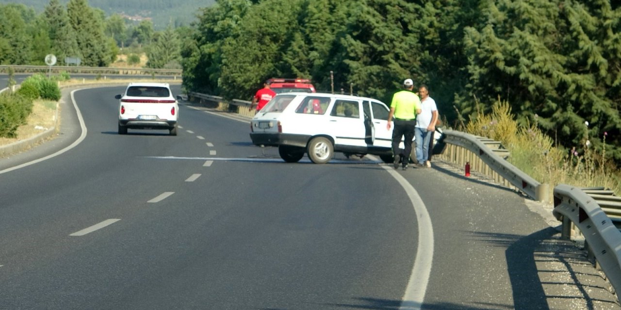 YANAN OTOMOBİL İTFAİYE EKİPLERİNİ ALARMA GEÇİRDİ