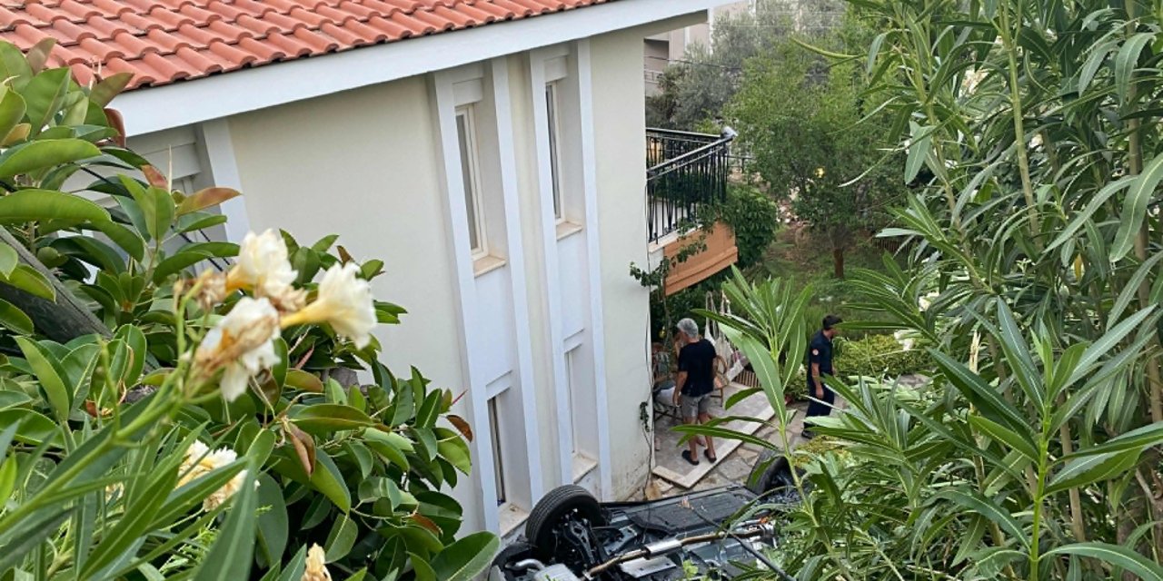 Marmaris'te otomobil evin bahçesine uçtu: 1 ölü, 4 yaralı