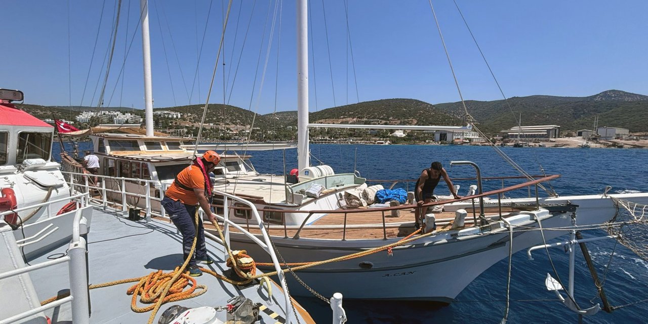 BODRUM’DA İÇİNDE 6 KİŞİ BULUNAN VE SU ALAN TEKNE KURTARILDI