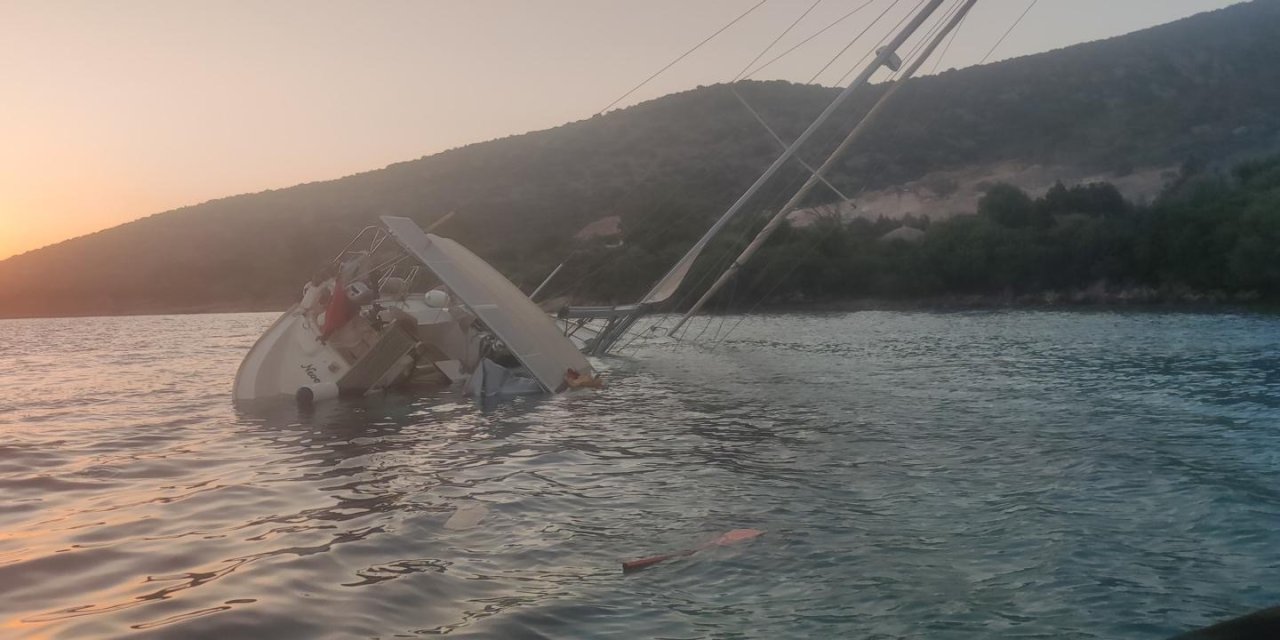 YELKENLİ KAYALIKLARA ÇARPTI, SU ALMAYA BAŞLADI: 5 KİŞİ TEKNELERLE TAHLİYE EDİLDİ