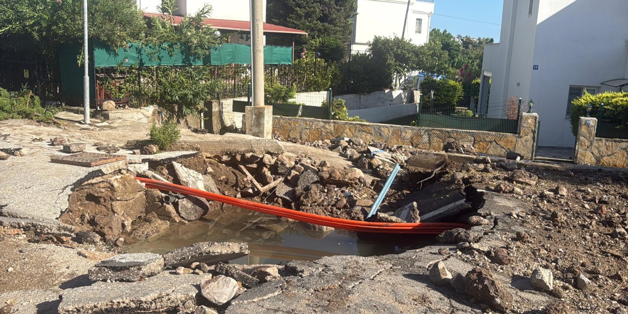 BODRUM'DA ANA SU İSALE HATTI PATLADI, YOL ÇÖKTÜ