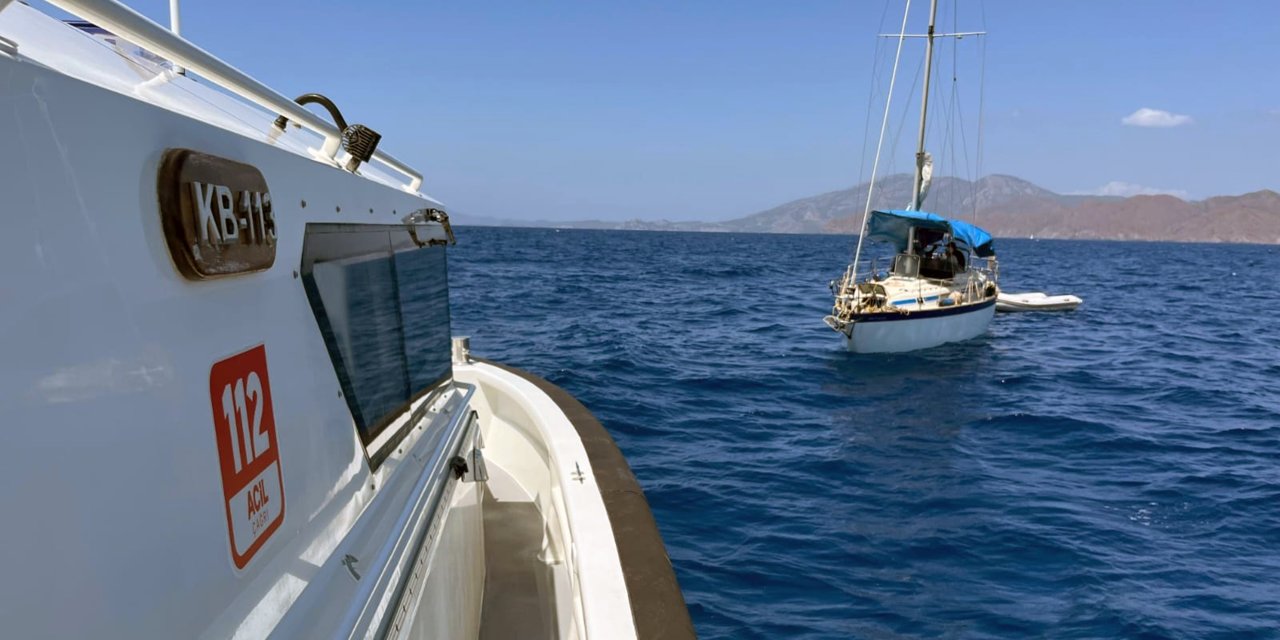 Yelkenli tekne ile insan kaçakçılığı yapan 2 kişi yakalandı