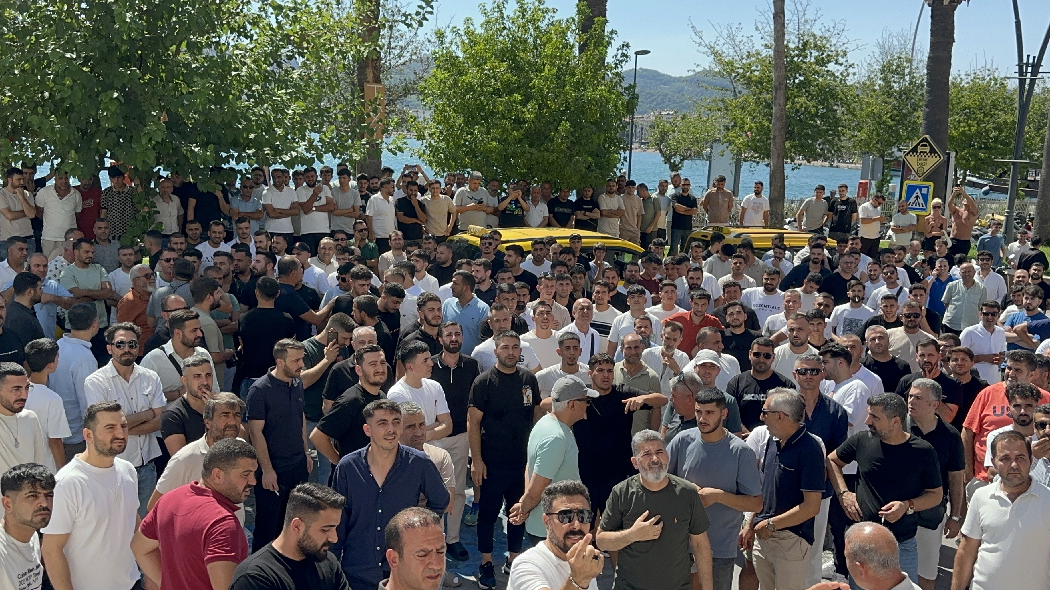 Kapalıçarşı esnafı kesilen cezaları protesto etti