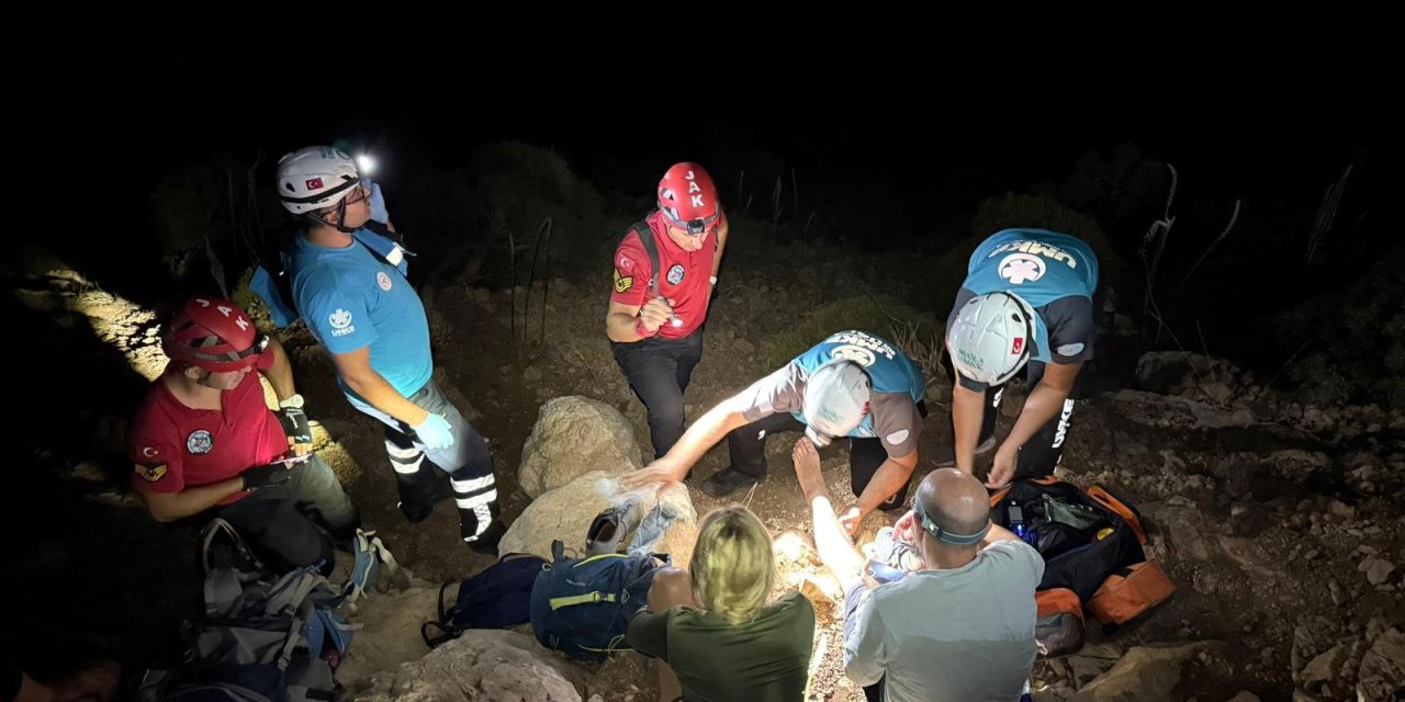 TARİHİ YOLDA MAHSUR KALAN 3 KİŞİ KURTARILDI