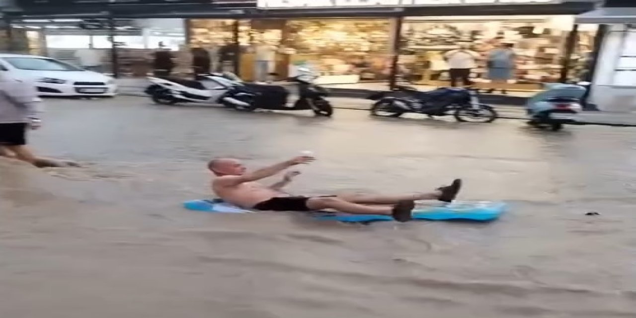 Fethiye’de turistler sel sularında eğlendi