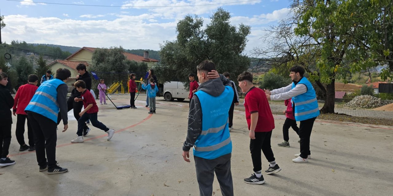 Muğla'da 'Merkezim Her Yerde' projesiyle köy okuluna neşe geldi