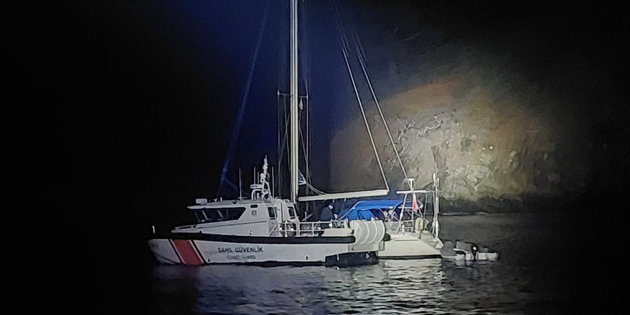 İtalya rotasındaki yelkenli teknede 4 göçmen kaçakçısı ve 35 düzensiz göçmen yakalandı