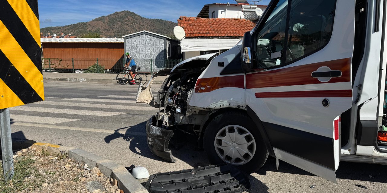 Fethiye’de ambulansla hafif ticari araç çarpıştı: 2 yaralı