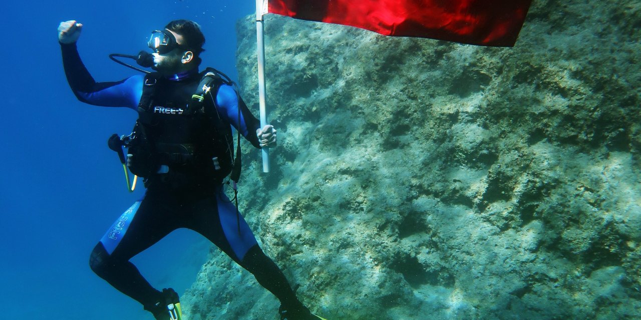 Fethiye'de 29 Ekim, Dalyan Koyu'nda su altında coşkuyla kutlandı