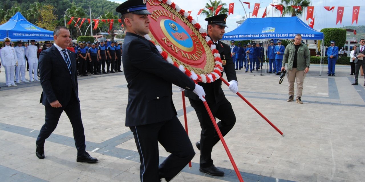 Fethiye’de 29 Ekim Cumhuriyet Bayramı çelenk sunma töreni ile başladı