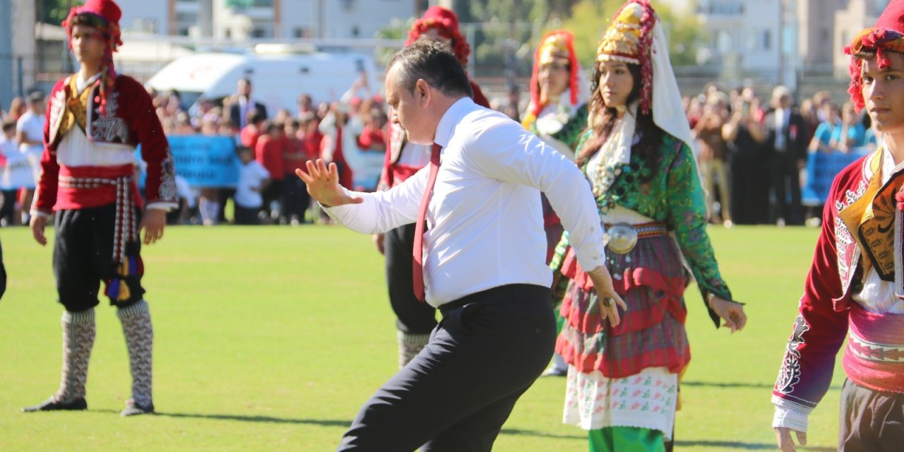 Kaymakam Akkaya'nın zeybek gösterisi büyük beğeni topladı