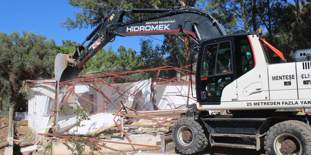 Akbük’te kaçak yapılara kepçe vuruldu