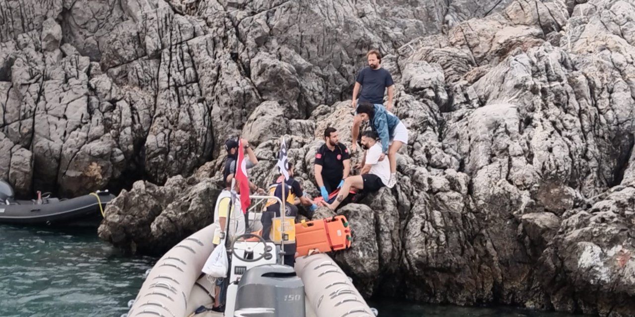 Bodrum'da bot kayalıklara çarptı: 4 yaralı