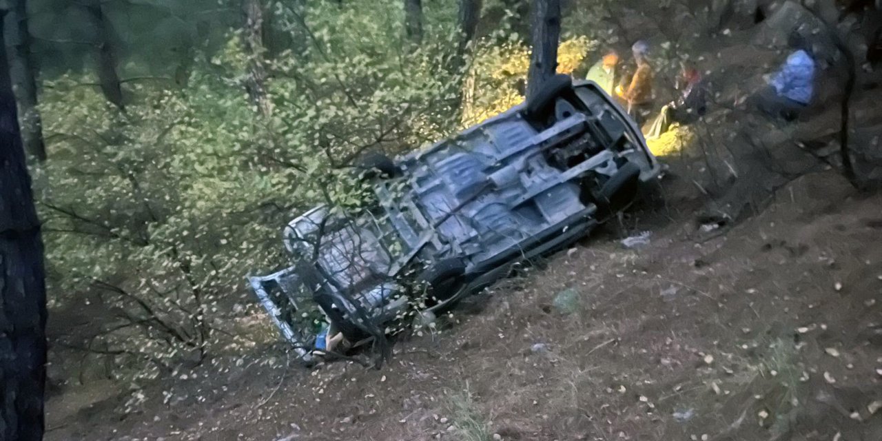 UÇURUMA YUVARLANAN ARAÇTAKİ VATANDAŞI AFAD EKİPLERİ ÇIKARDI