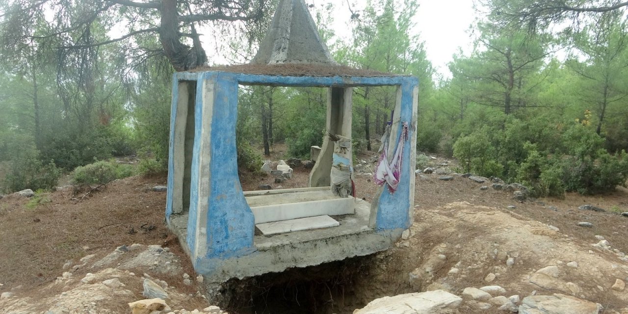 300 YILLIK TÜRBE KAÇAK KAZIYLA DELİK DEŞİK EDİLDİ