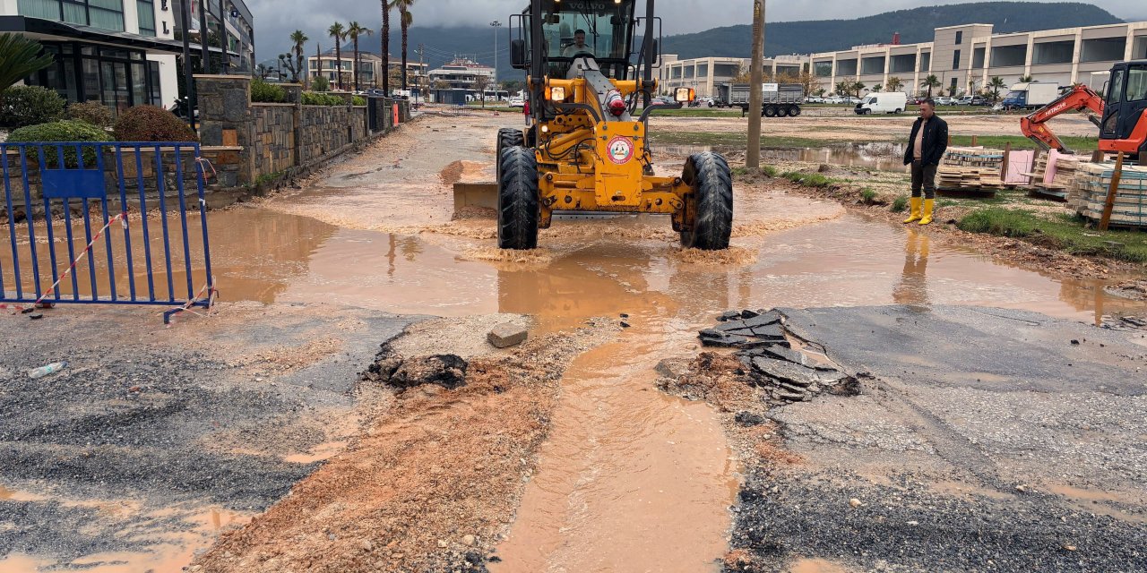Menteşe Belediye ekipleri su baskınlarına müdahale ediyor