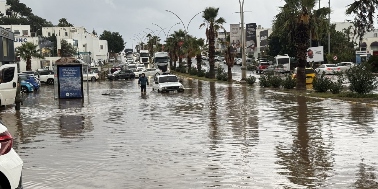 Bodrumda sokaklar göle döndü araçlar sular altında kaldı
