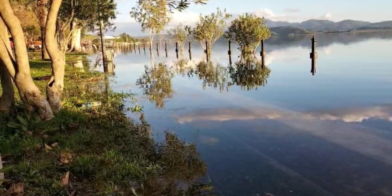 NAM NAM VE YUVARLAK ÇAYI’NIN TAŞIDIĞI SULAR KÖYCEĞİZ GÖLÜ’NÜ TAŞIRDI