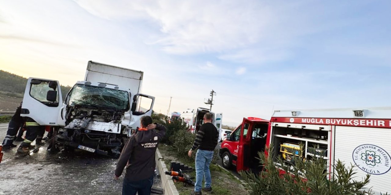 KAMYONETTE SIKIŞAN İKİ KİŞİ KURTARILDI