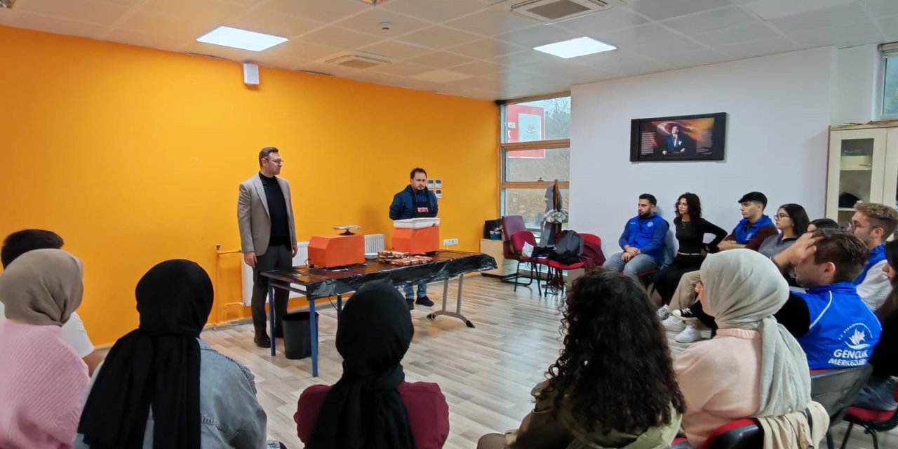 MUĞLA'DA GENÇLER SERAMİK ATÖLYESİNDE HÜNERLERİNİ SERGİLEDİ