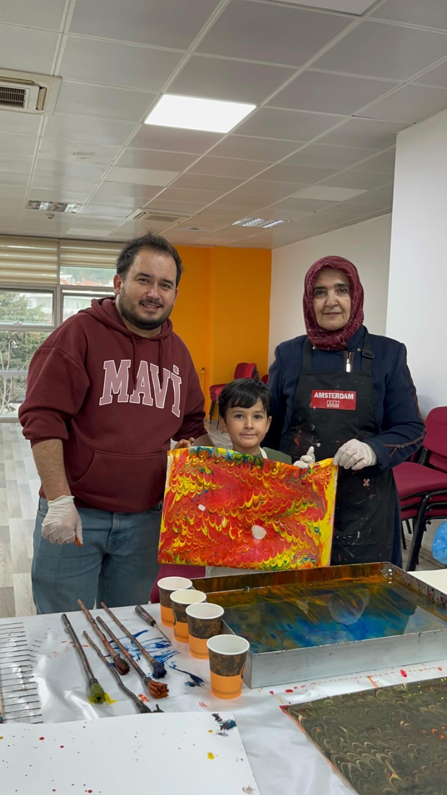 Muğla'da aileler ve çocuklar ebru sanatıyla renklerin yolculuğuna çıktı