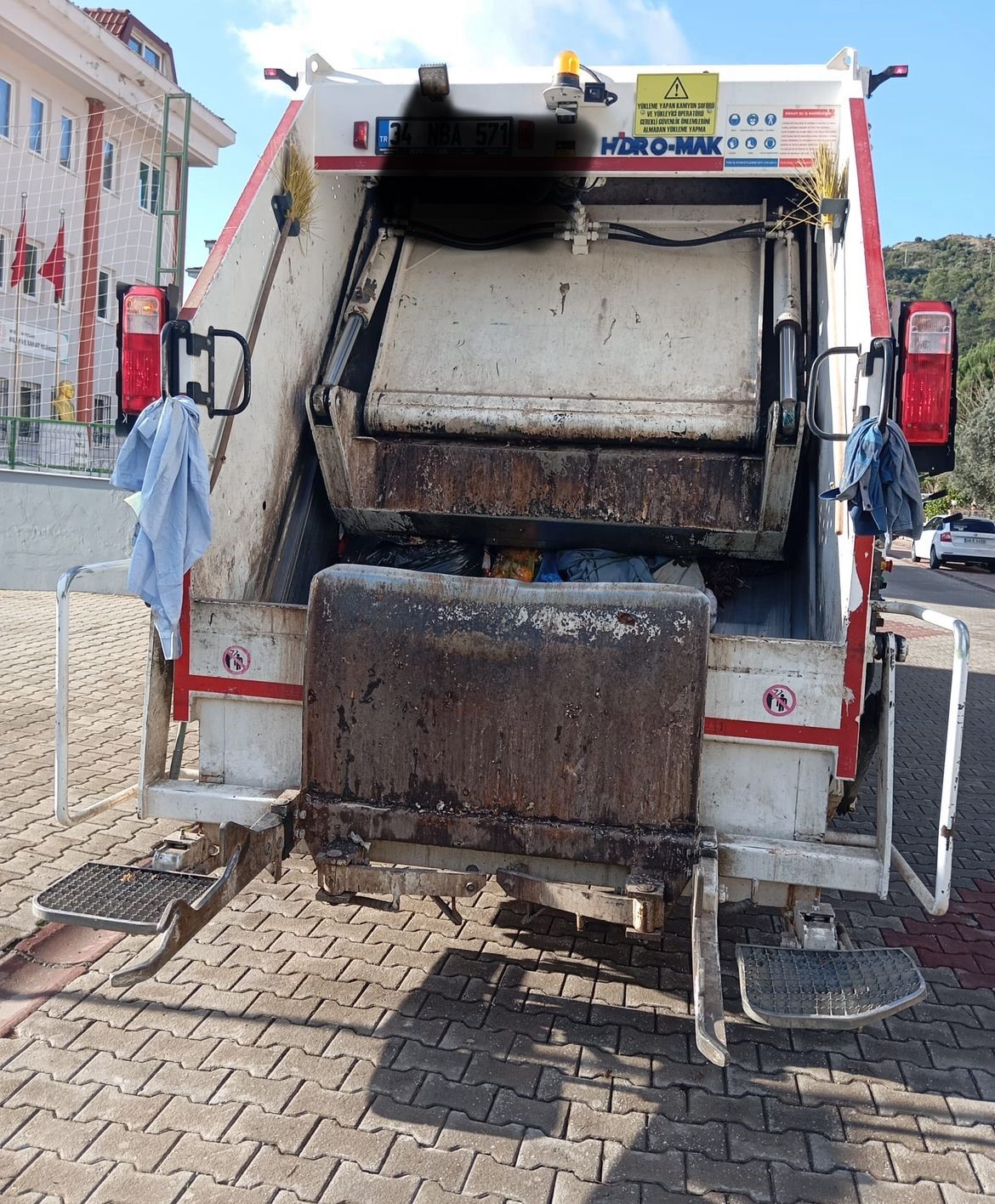 Marmaris'te Belediye çöp kamyonunun çarptığı kadın ağır yaralandı