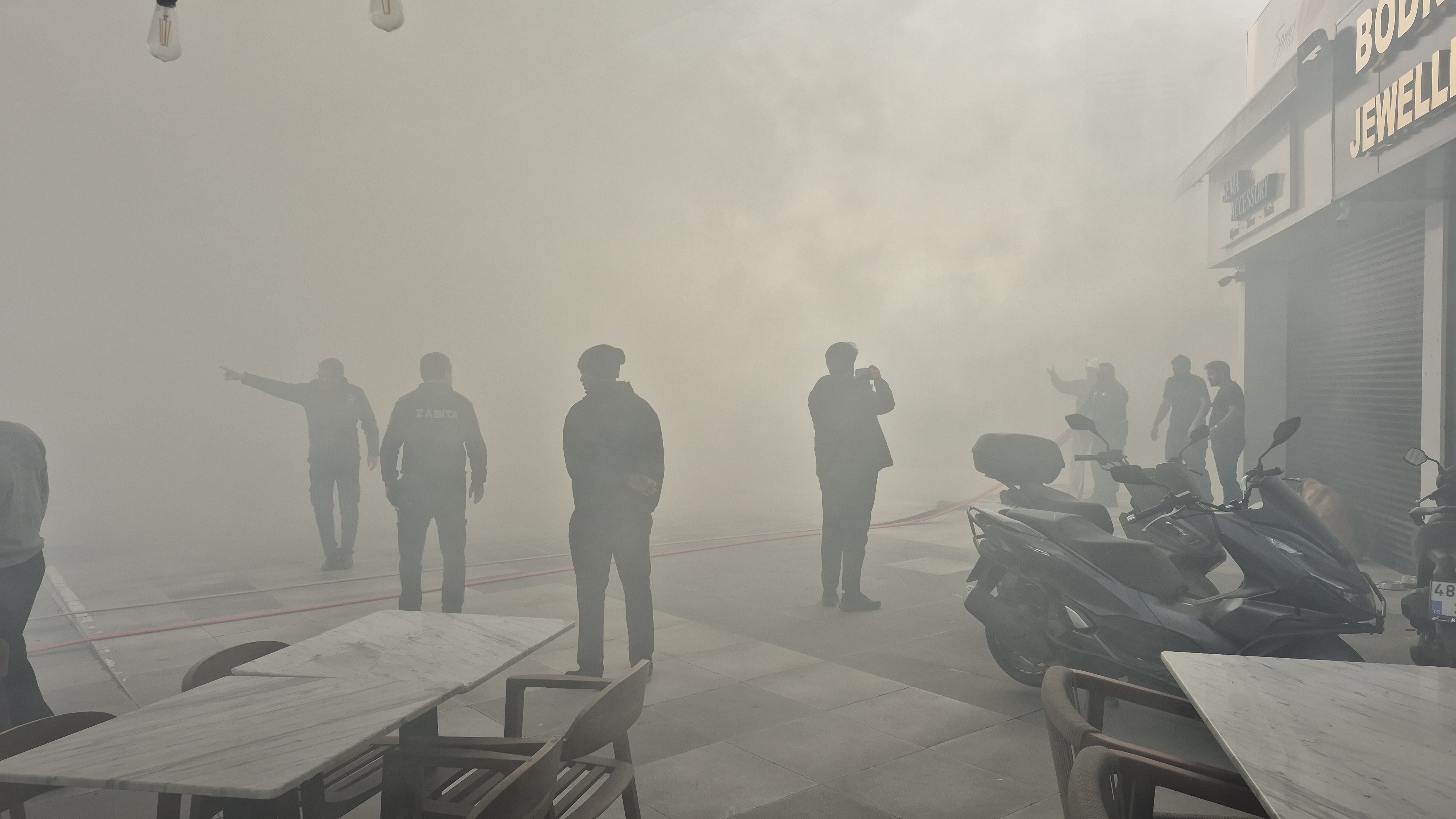 Bodrum'da giyim mağazasının deposunda yangın paniği