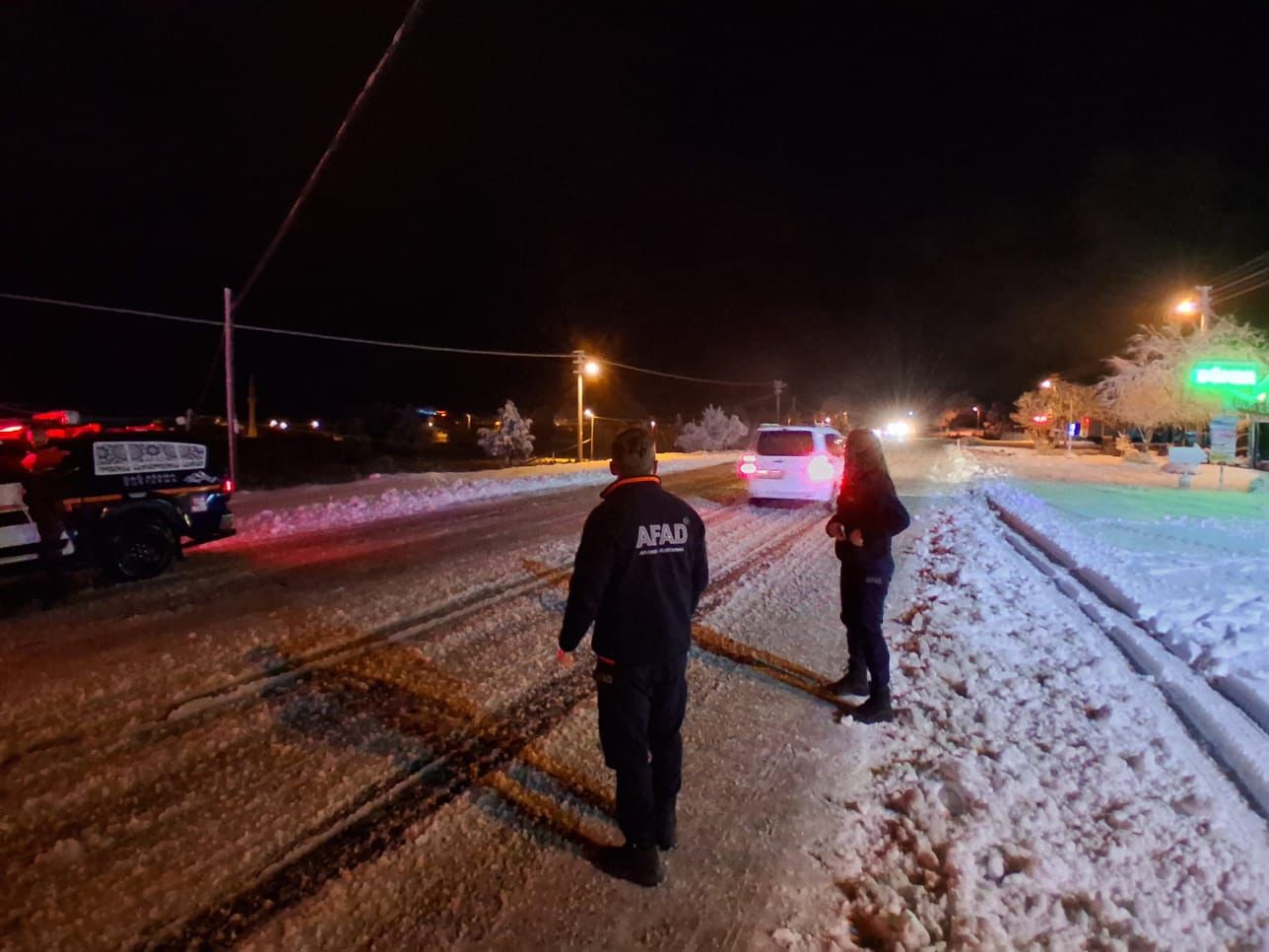 Seydikemer'de kardan kapanan yolda araçlar mahsur kaldı