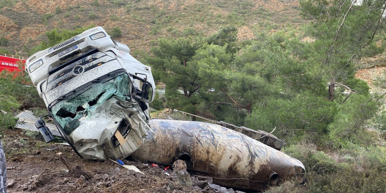 Datça'da virajı alamayan tır devrildi: 1 yaralı