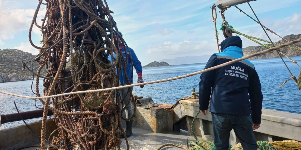 Bozburun'da hayalet ağlar denizden temizlendi