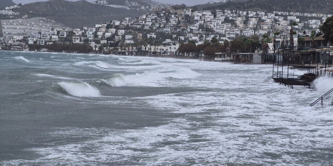 BODRUM’DA FIRTINA ETKİLİ OLUYOR