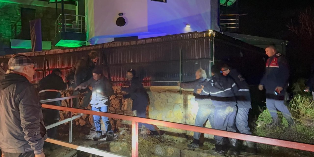 TAŞAN DEREDE ARAÇ SÜRÜKLENDİ, SÜRÜCÜ SON ANDA KURTULDU