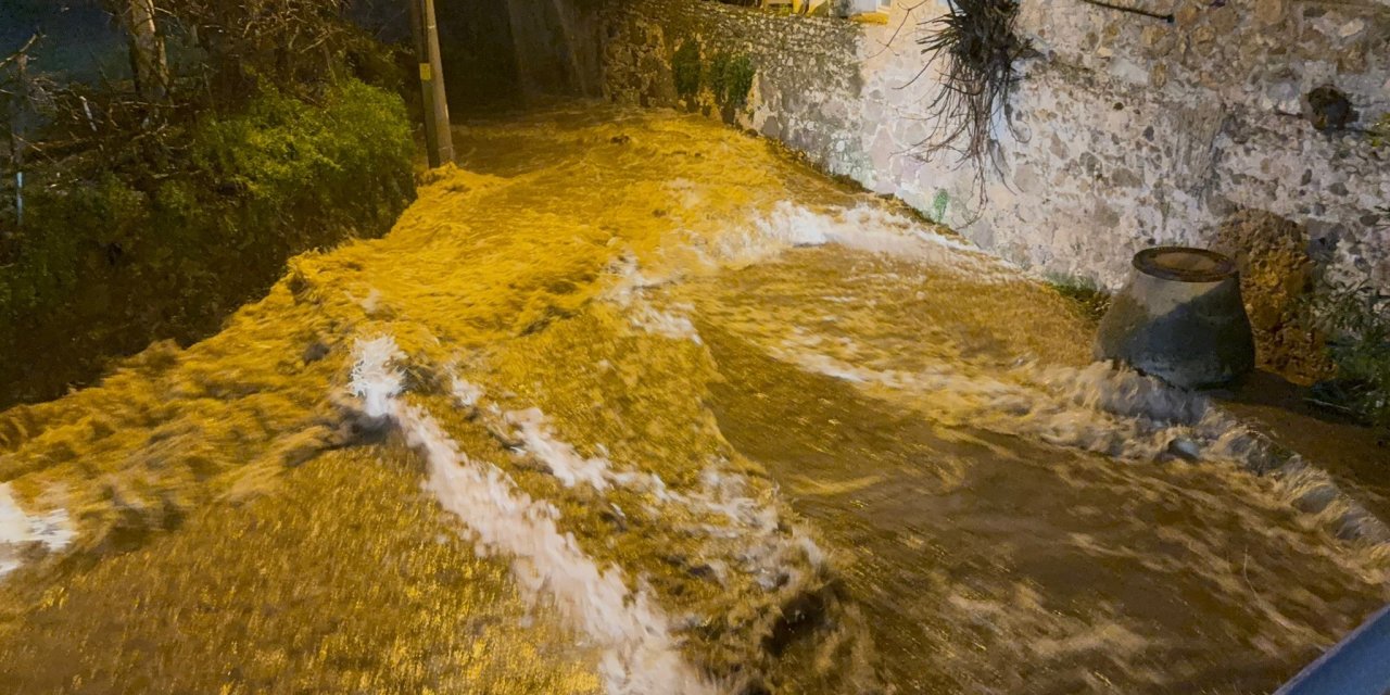 BODRUM’U SAĞANAK VURDU: ARAÇ SÜRÜKLENDİ, EVLERİ SU BASTI