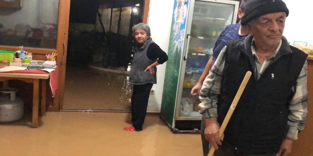 İşyerine su basan esnaf Datça Belediyesi'ne tepki gösterdi