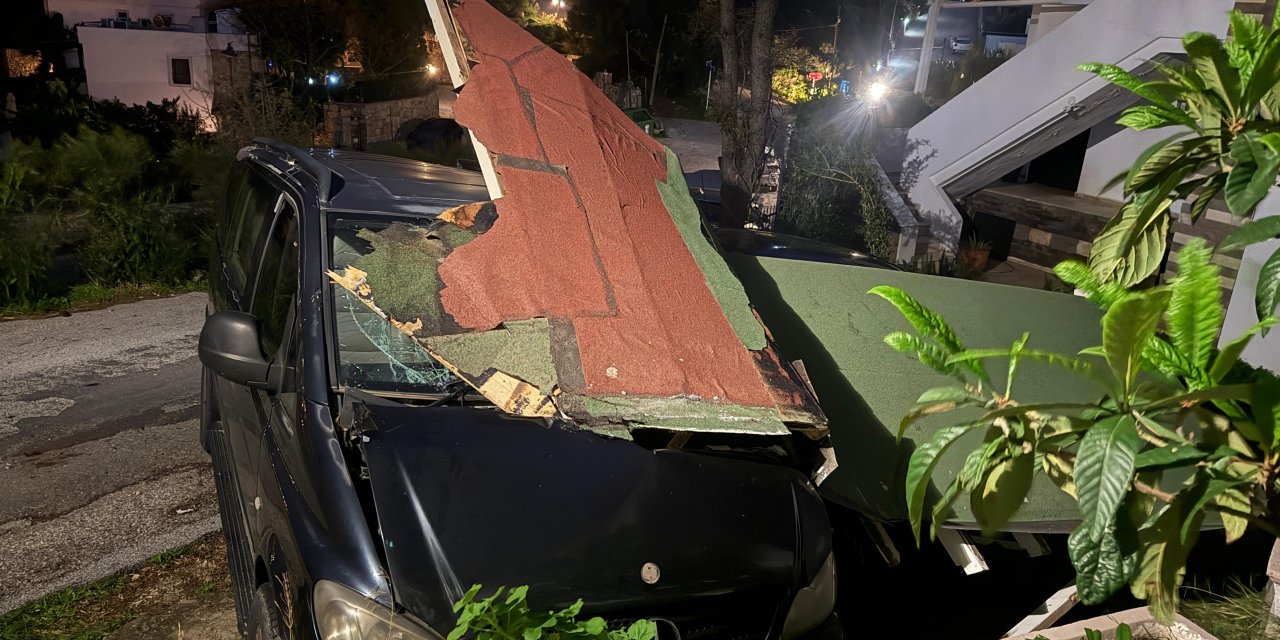 PARK HALİNDEKİ ARAÇLARIN ÜZERİNE YIKILDI