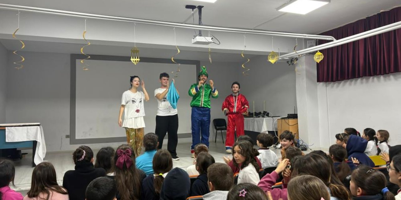 Menteşe'de gönüllü gençler Hacivat ve Karagöz'ü okullara taşıdı