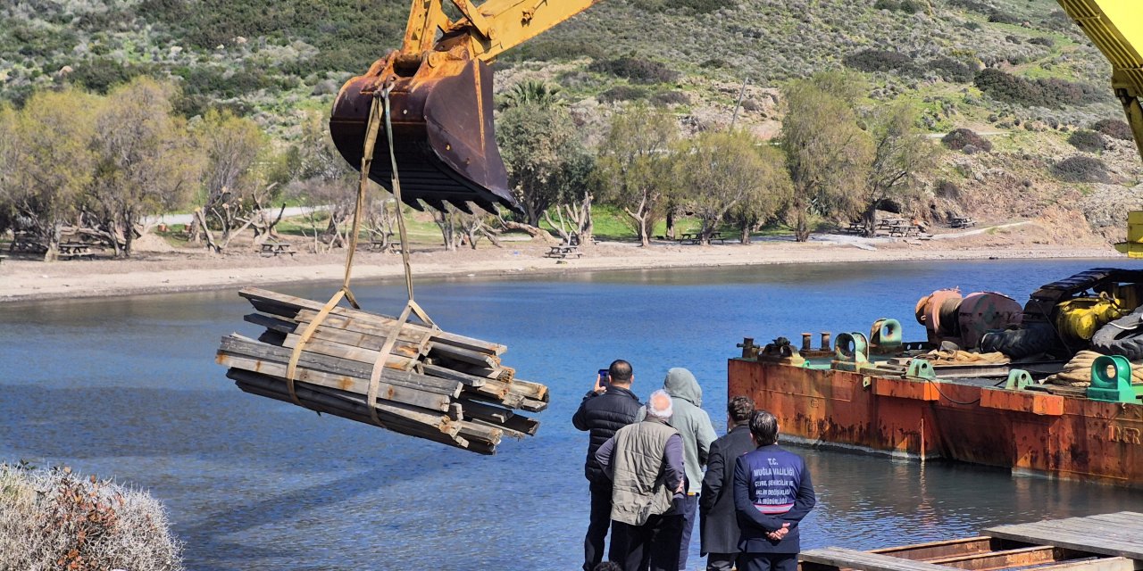 BODRUM'DA İSKELELERİN YIKIMINA BAŞLANDI