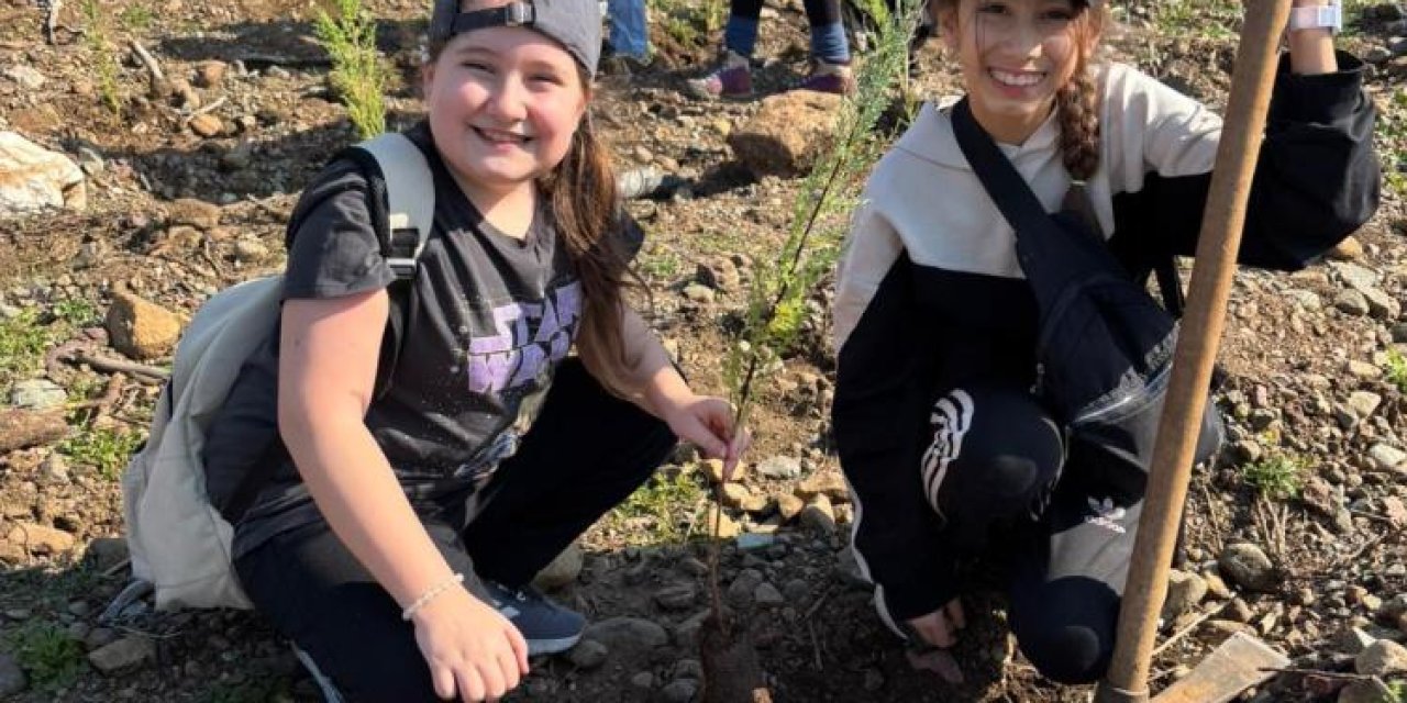 Marmaris’te öğrenciler fidanları toprakla buluşturdu