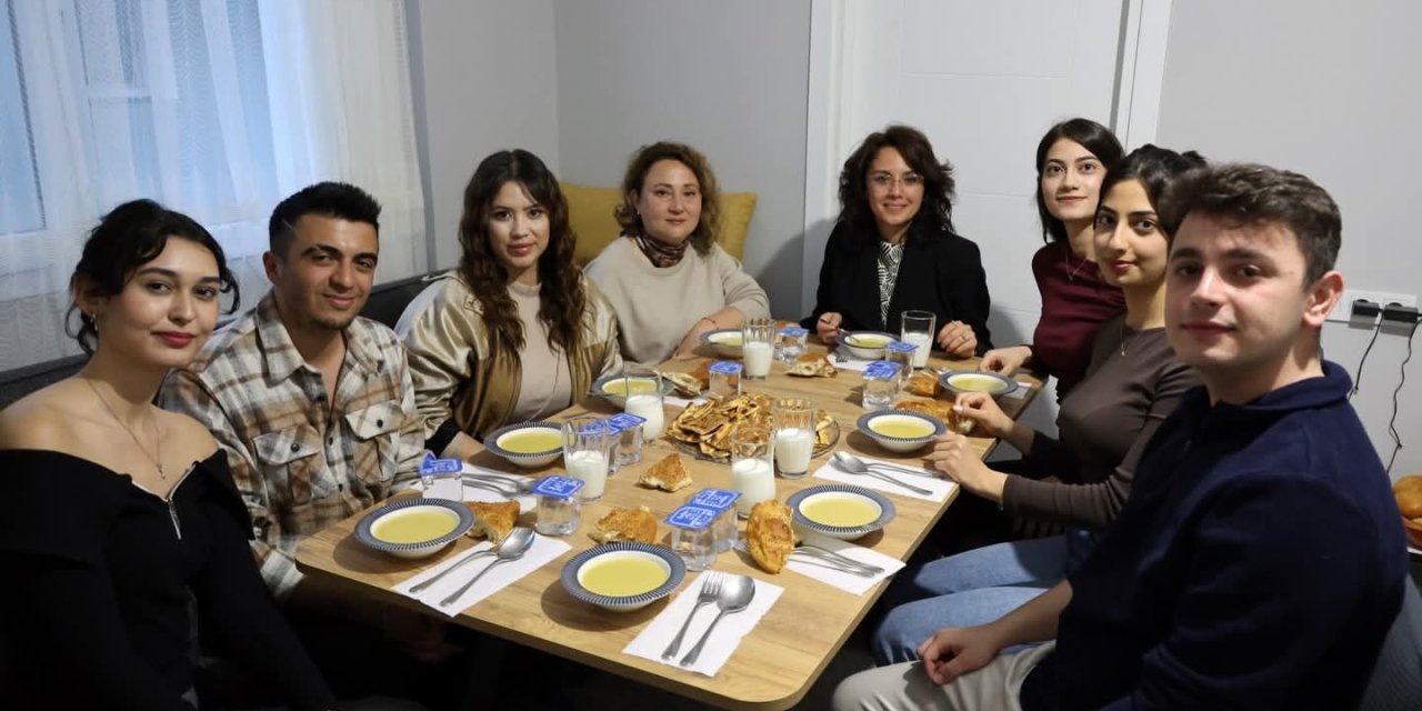 Gonca Köksal Tıp Fakültesi Öğrencilerinin Evinde İftar Yaptı