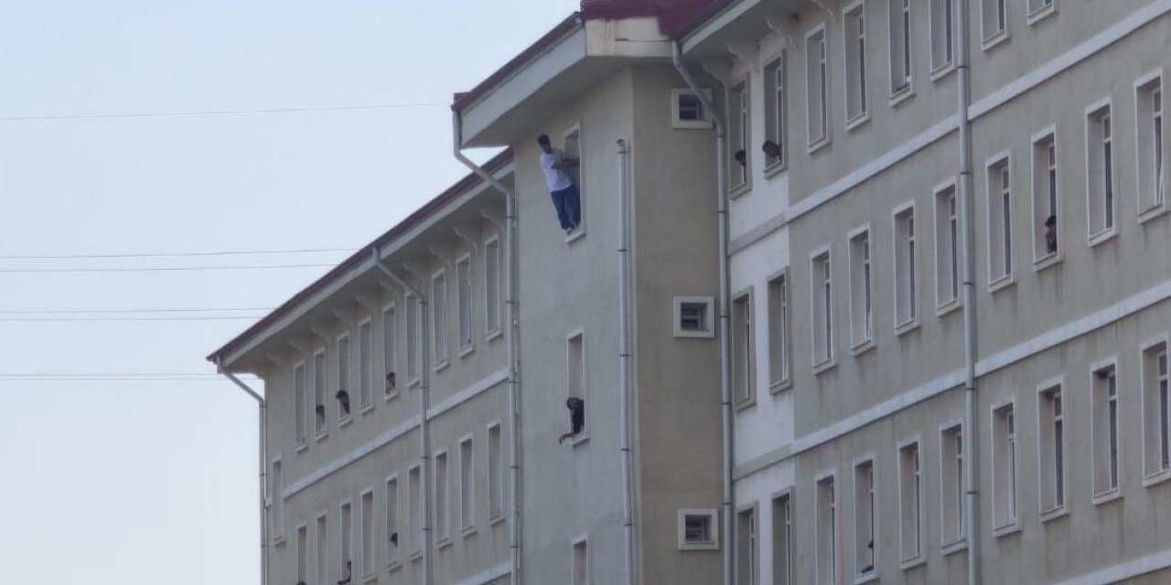 MUĞLA'DA YURDUN PENCERESİNDEN ATLAYAN GENÇ HAYATINI KAYBETTİ