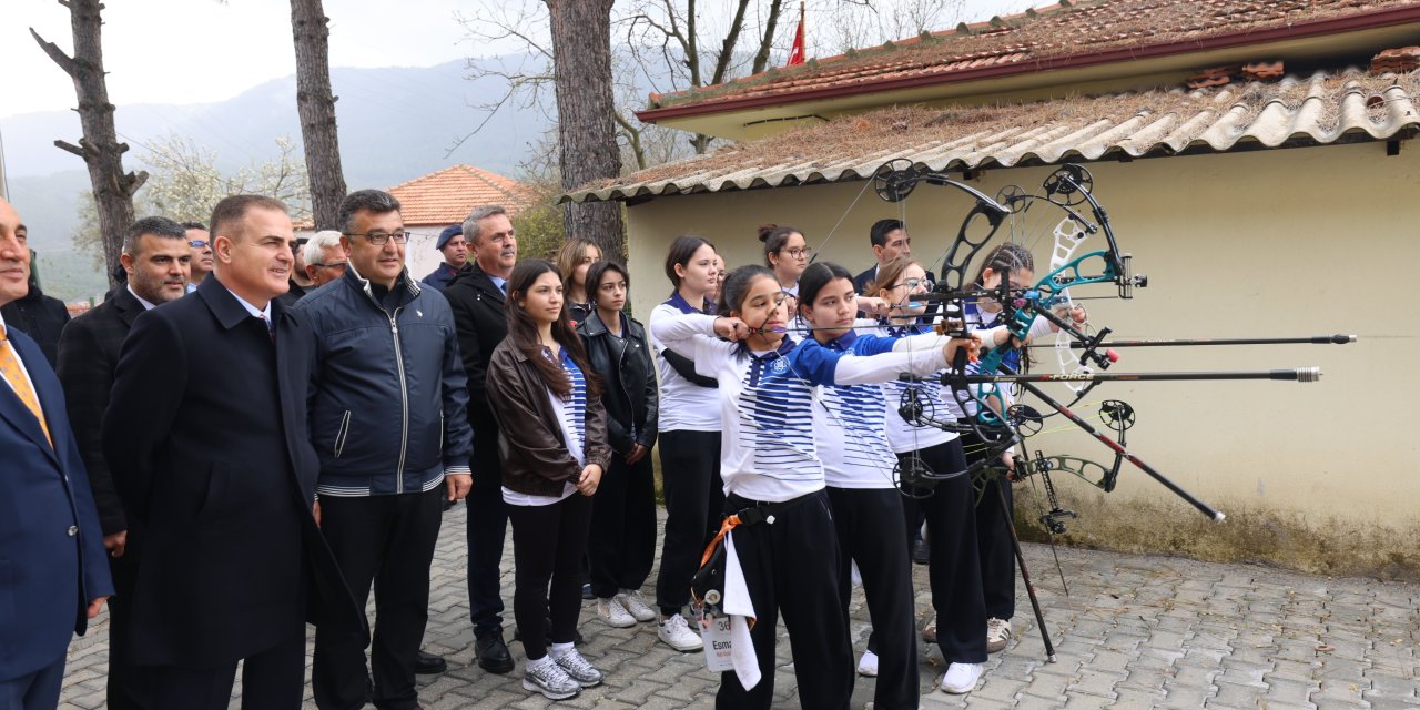 VALİ AKBIYIK OKÇULUK MİLLİ TAKIM ANTRENÖRÜ SÖZEN'İ ZİYARET ETTİ