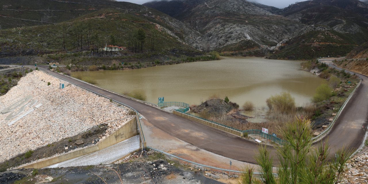 Maksimum seviyeye ulaşan Kozağaç Barajı'nda su tahliyesine başlandı