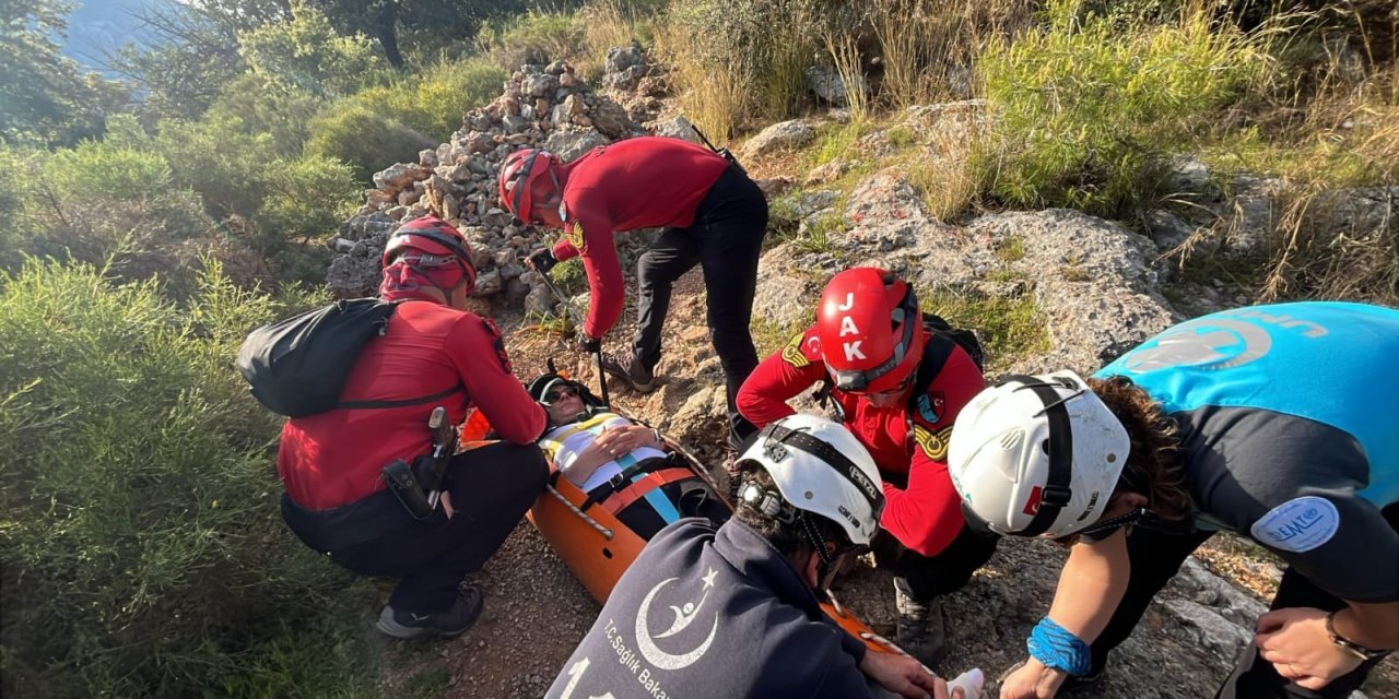 YÜRÜYÜŞ YAPARKEN, AYAĞI KIRILAN ŞAHIS KURTARILDI