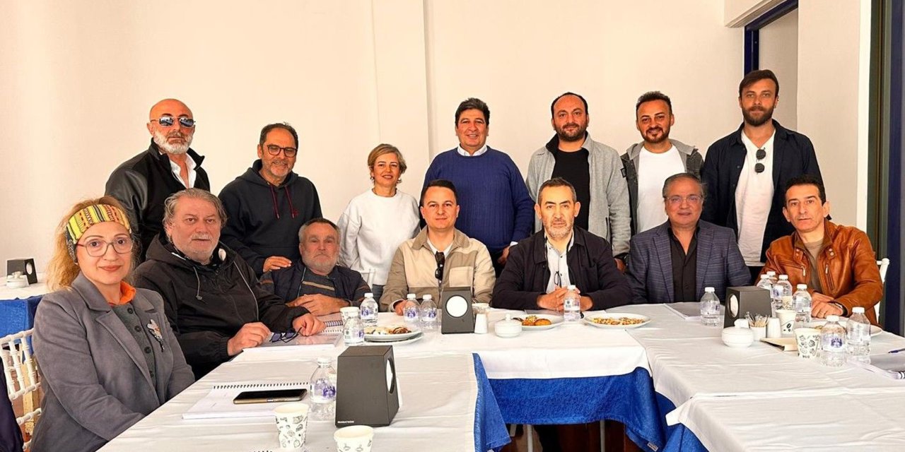 ‘DONDURMAK GAYMAK' 20 YIL ARADAN SONRA YENİ BİR HİKÂYEYLE İZLEYİCİLERLE BULUŞACAK