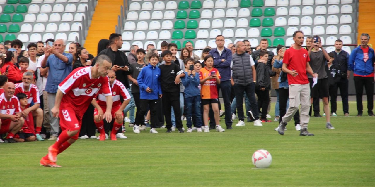 MUĞLA'DAKİ ANLAMLI MAÇTA ŞÖHRETLER VE GENÇLER SAHADA BULUŞTU